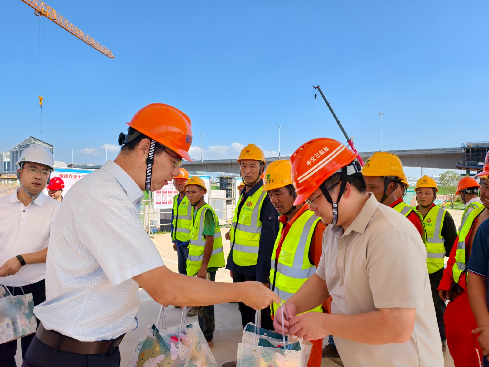 情系一線 夏送清涼丨衢通集團開展高溫慰問走訪活動